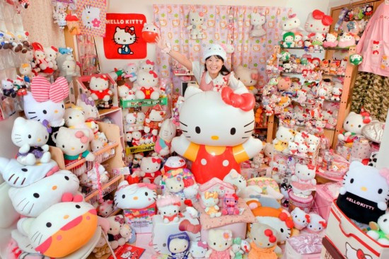 Cô Asako Kanda cùng với bộ sưu tập mèo bông Hello Kitty Cô Asako Kanda cùng với bộ sưu tập mèo bông Hello Kitty của mình