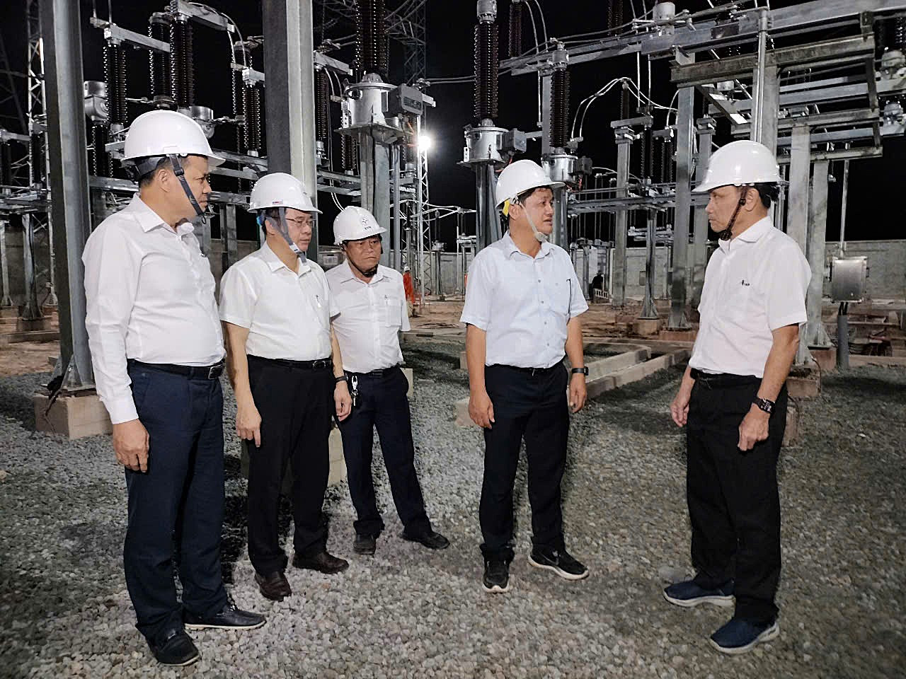 Tổng Giám đốc EVNSPC Nguyễn Phước Đức (bìa phải) triểm tra công trình trước khi phát lệnh đóng điện. Tổng Giám đốc EVNSPC Nguyễn Phước Đức (bìa phải) triểm tra công trình trước khi phát lệnh đóng điện.