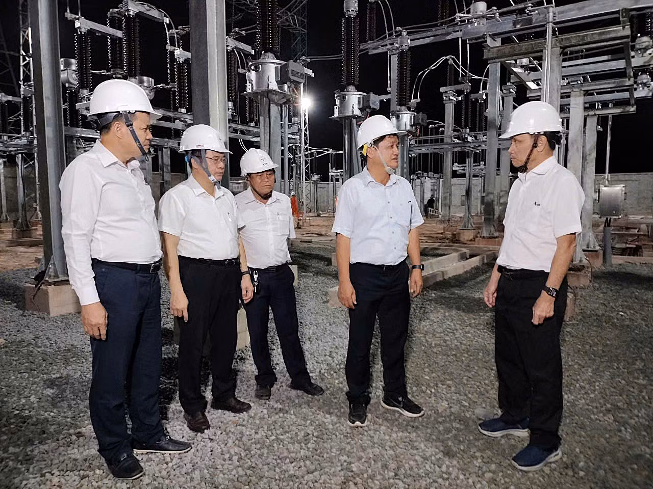 Tổng Giám đốc EVNSPC Nguyễn Phước Đức (bìa phải) triểm tra công trình trước khi phát lệnh đóng điện.