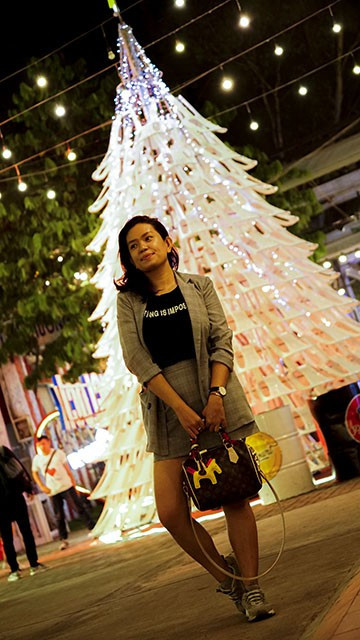 Lạ mắt cây thông làm từ… ghế nhựa ảnh 11