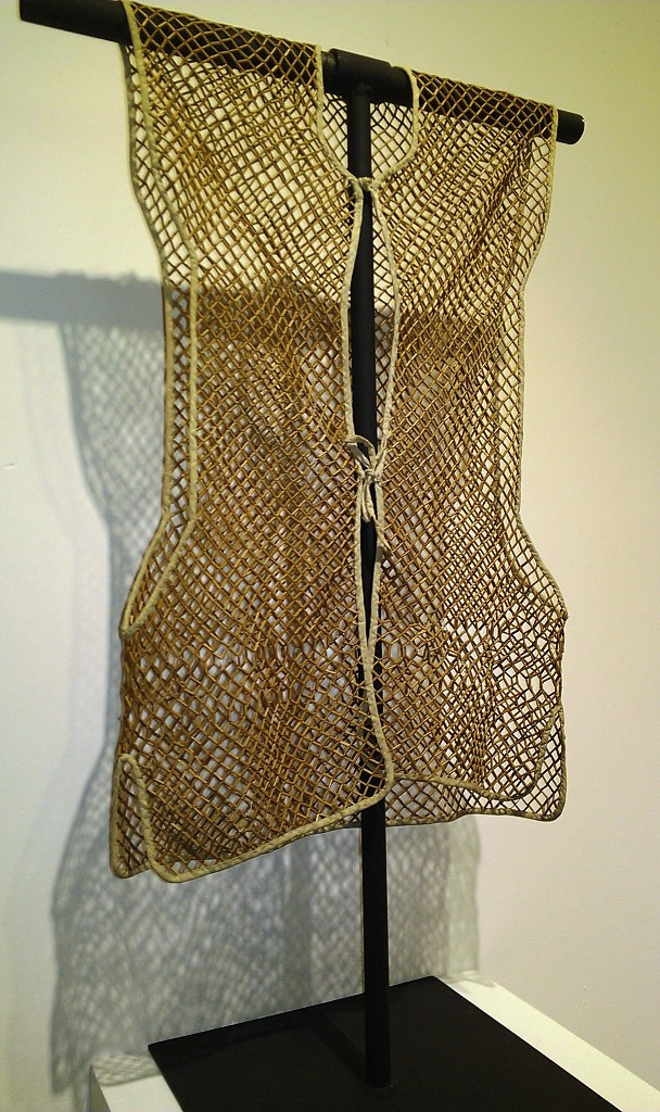 Áo lót dành cho các cận thận (Trung Quốc) làm từ hàng nghìn hạt của ống tre, với chức năng ngăn áo quần ngoài tiếp xúc vào da