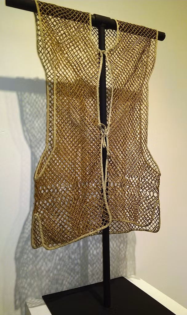 Áo lót dành cho các cận thận (Trung Quốc) làm từ hàng nghìn hạt của ống tre, với chức năng ngăn áo quần ngoài tiếp xúc vào da