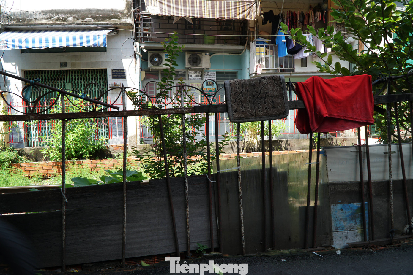 Nhiều hàng rào bị xuống cấp, thanh sắt hoen gỉ, bị bẻ cong.