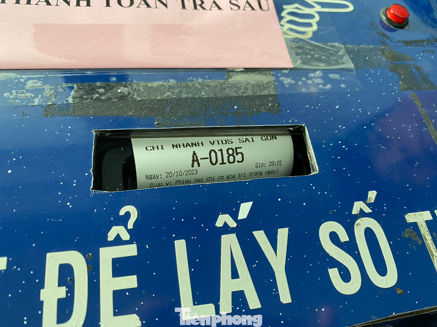 Ga Sài Gòn bố trí nhân viên hỗ trợ người dân lấy số thứ tự.