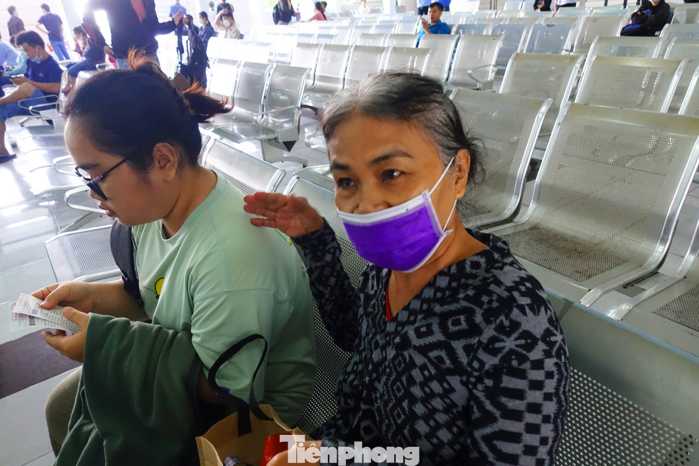 Bà Nguyễn Thị Hợi (65 tuổi, trú tại quận Tân Phú) có mặt tại ga Sài Gòn từ sáng sớm để mua vé tàu Tết. Ảnh: Hữu Huy