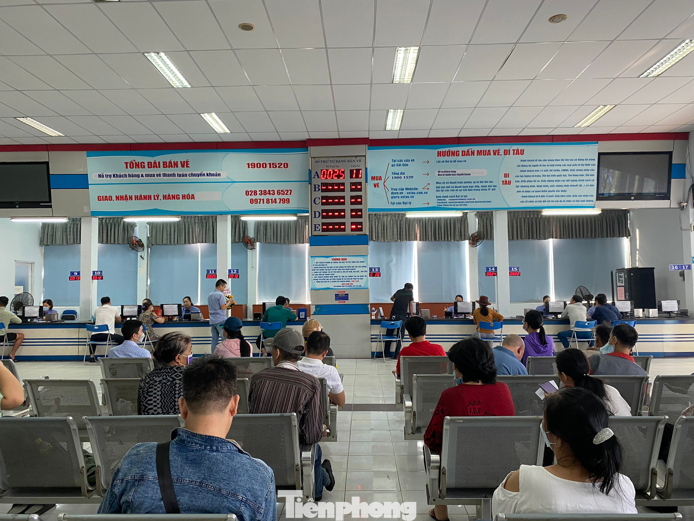 Từ 8 giờ sáng 20/10, ngành đường sắt bắt đầu mở bán vé tàu Tết Giáp Thìn năm 2024. Ảnh: Hữu Huy