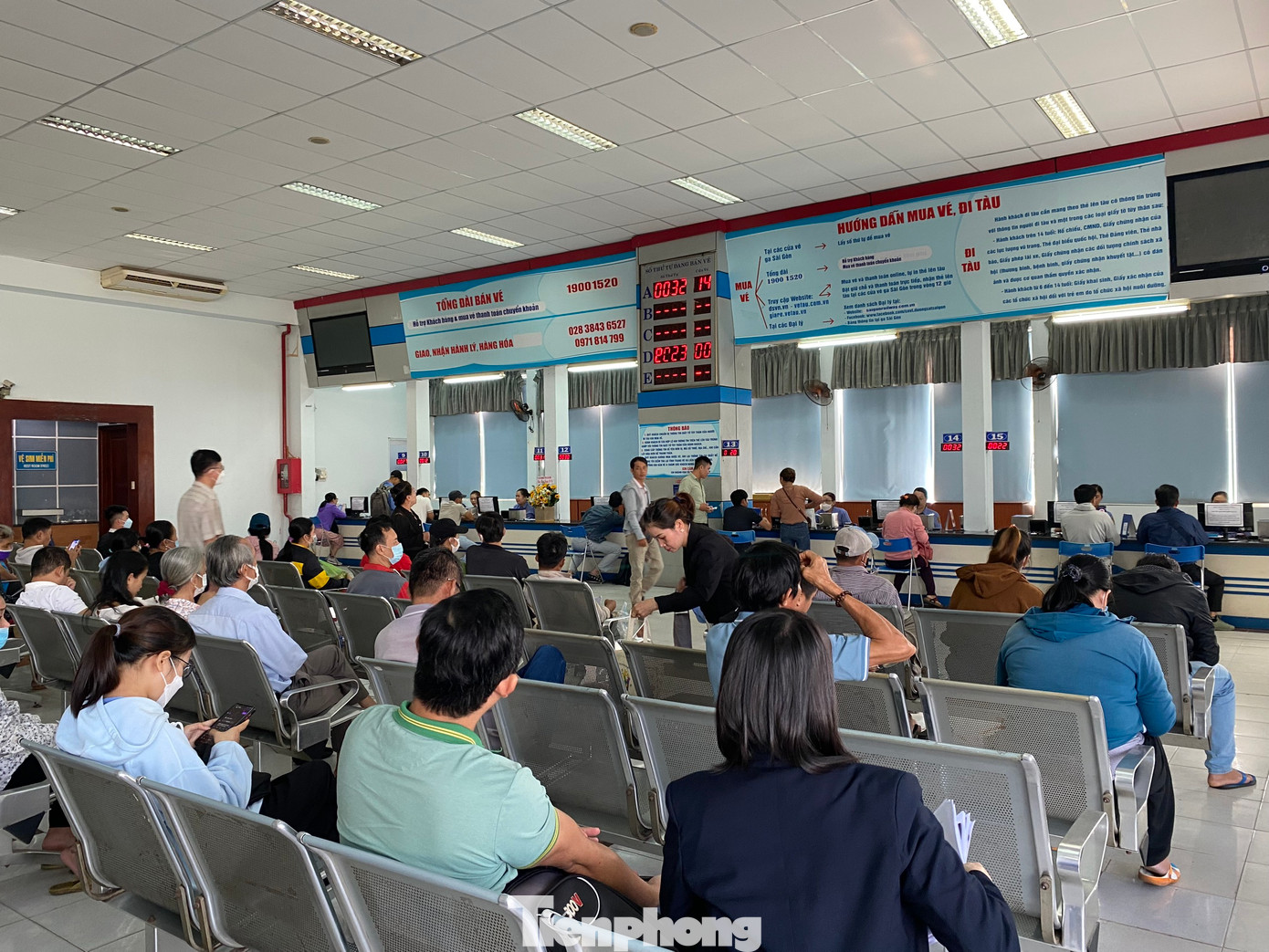 Hành khách mua vé trực tiếp tại ga Sài Gòn vào sáng 20/10. Ảnh: Hữu Huy