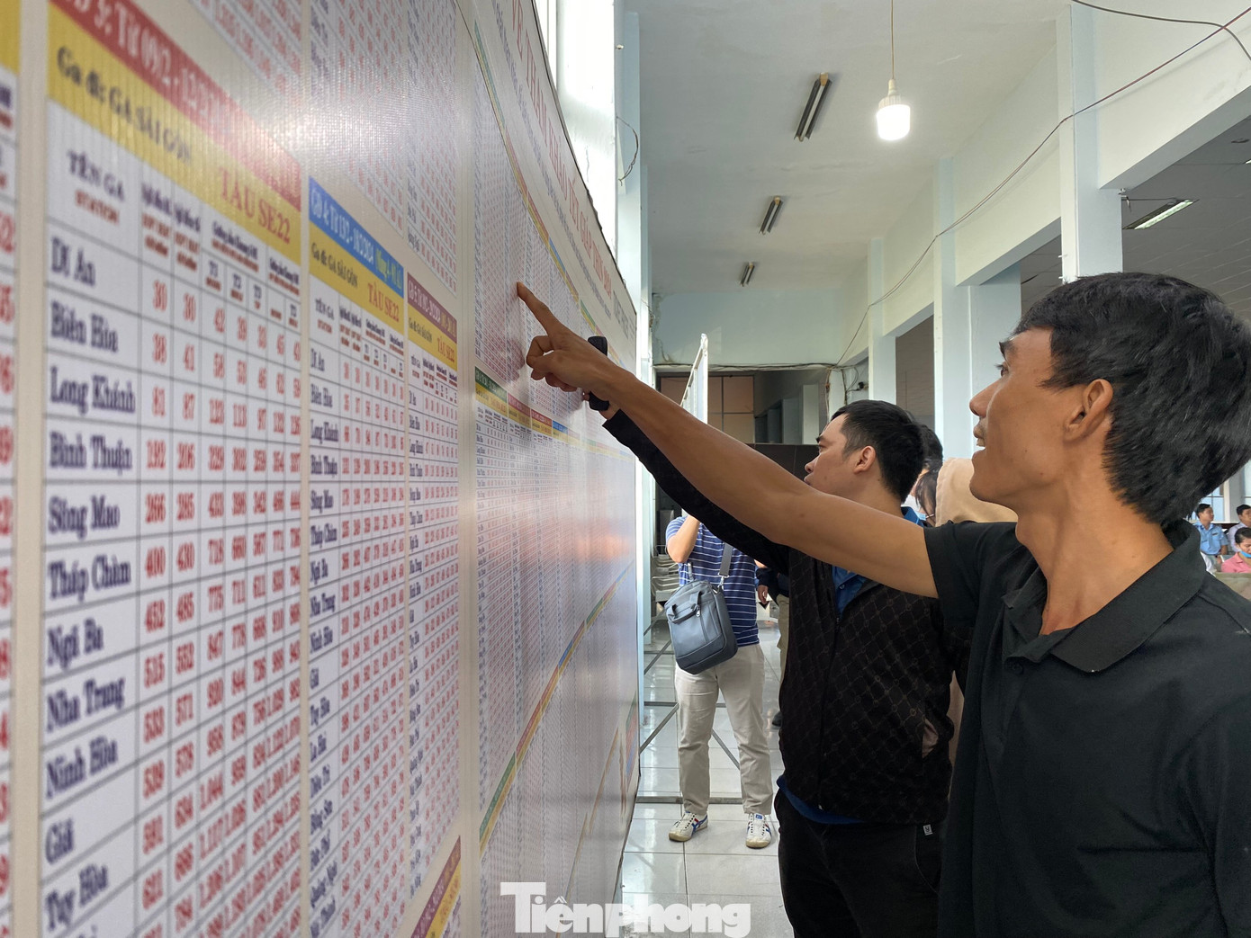 Người dân tra cứu giá vé tàu Tết. Ảnh: Hữu Huy