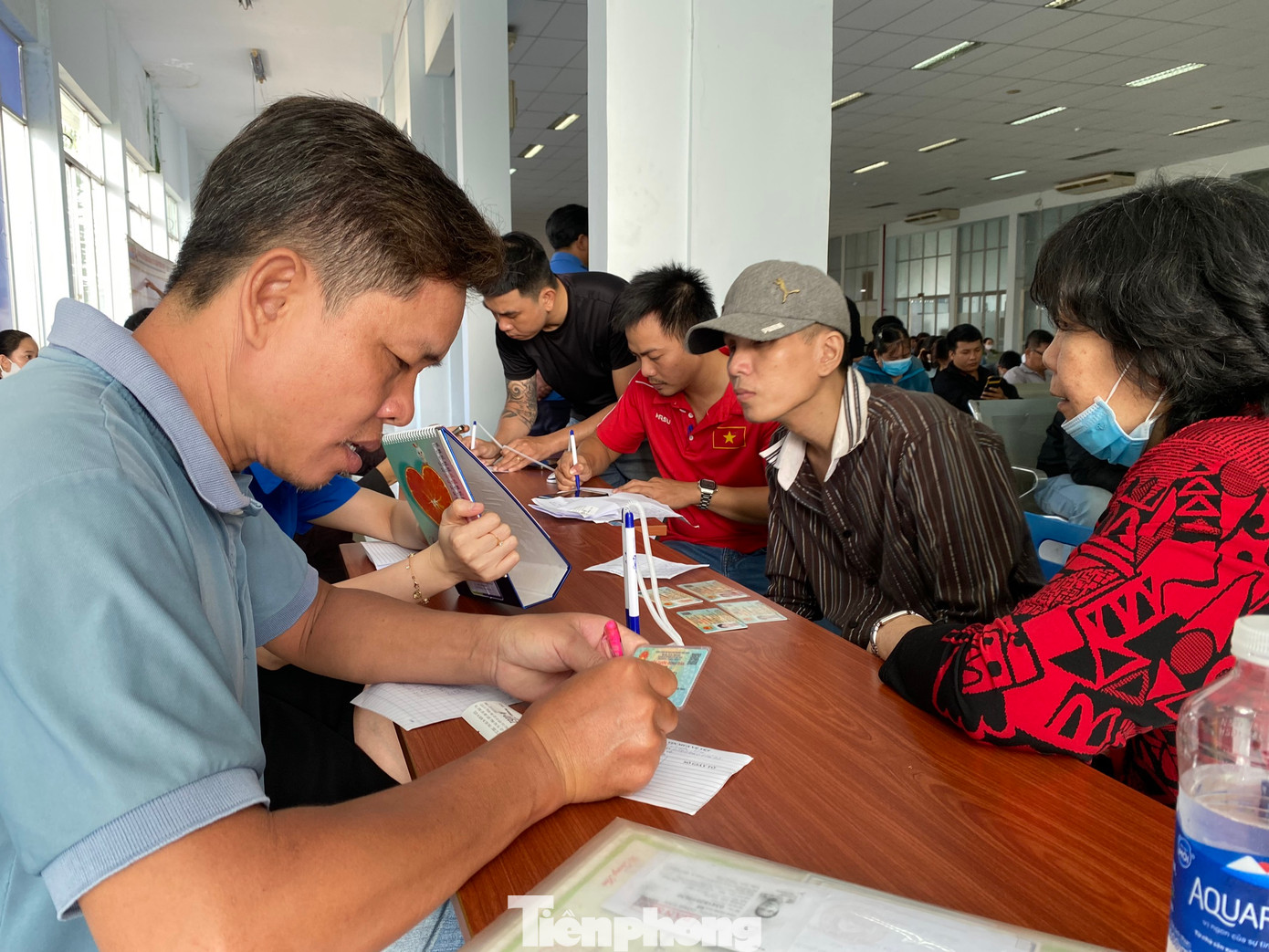 Năm nay, ga Sài Gòn triển khai cho người dân điền phiếu thông tin trước khi mua vé.