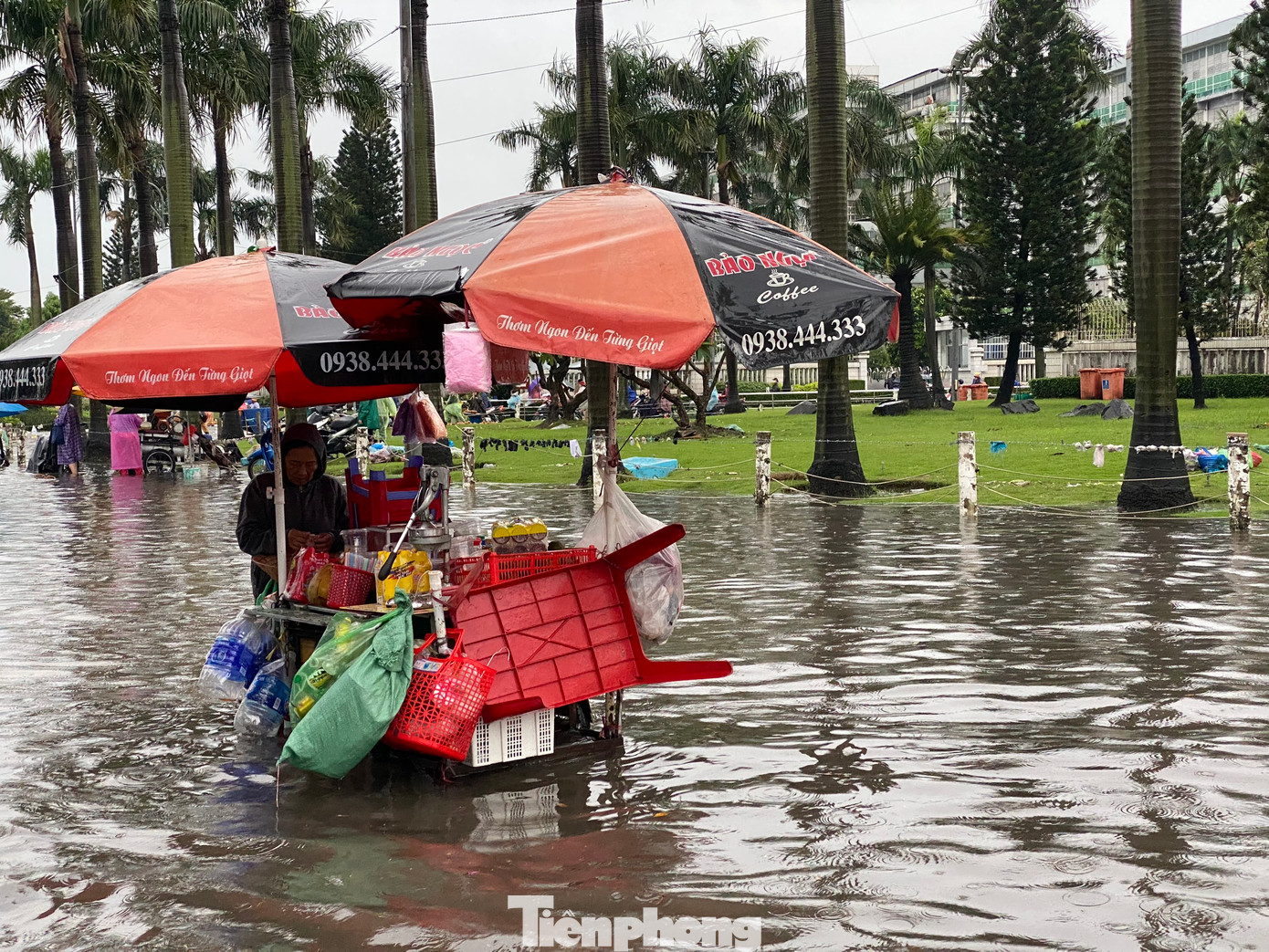 Nước ngập sâu khiến nhiều xe hàng rong phục vụ công nhân phải tạm dừng kinh doanh. Nước ngập sâu khiến nhiều xe hàng rong phục vụ công nhân phải tạm dừng kinh doanh.