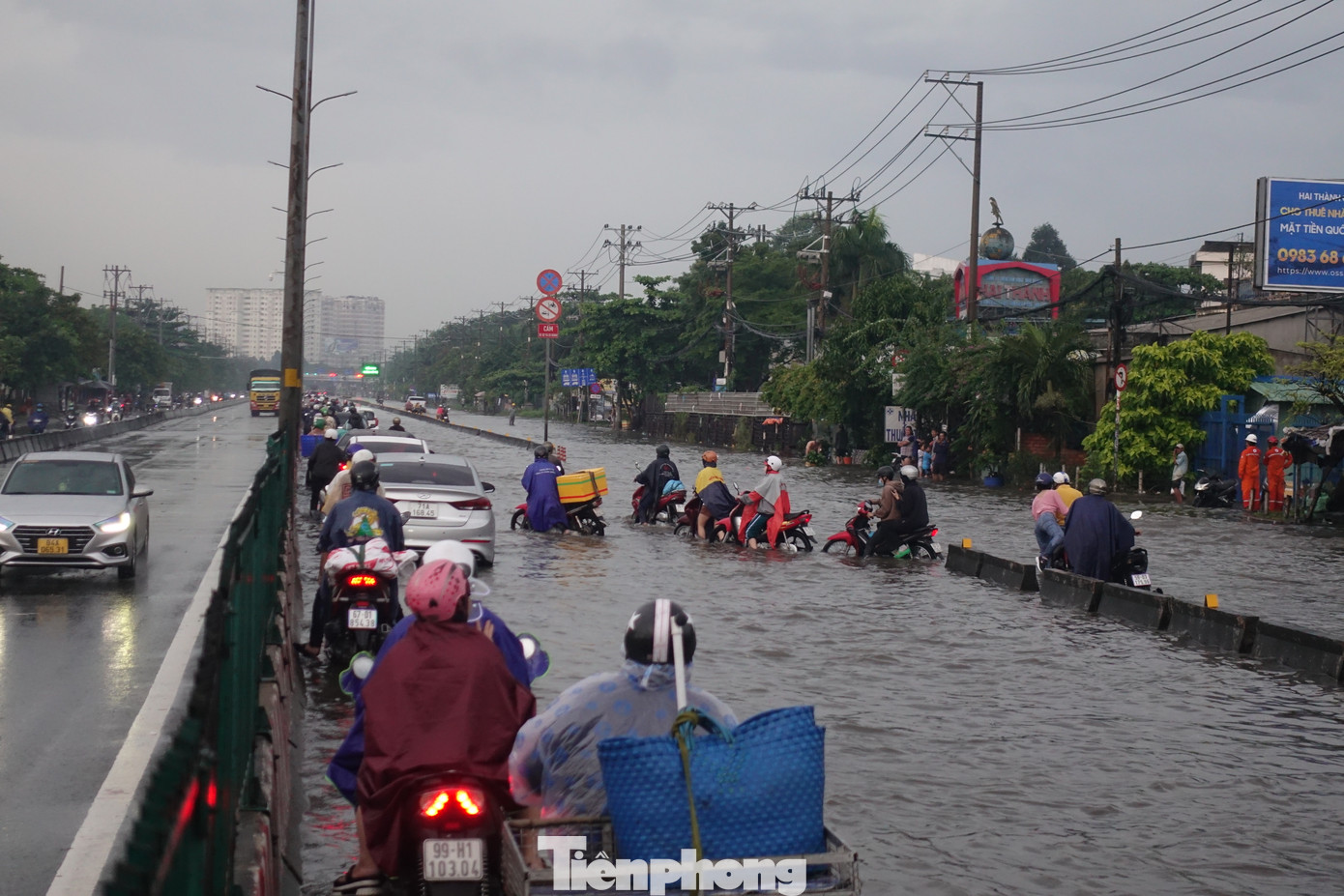 Nước ngập sâu khiến giao thông qua khu vực này bị tê liệt.
