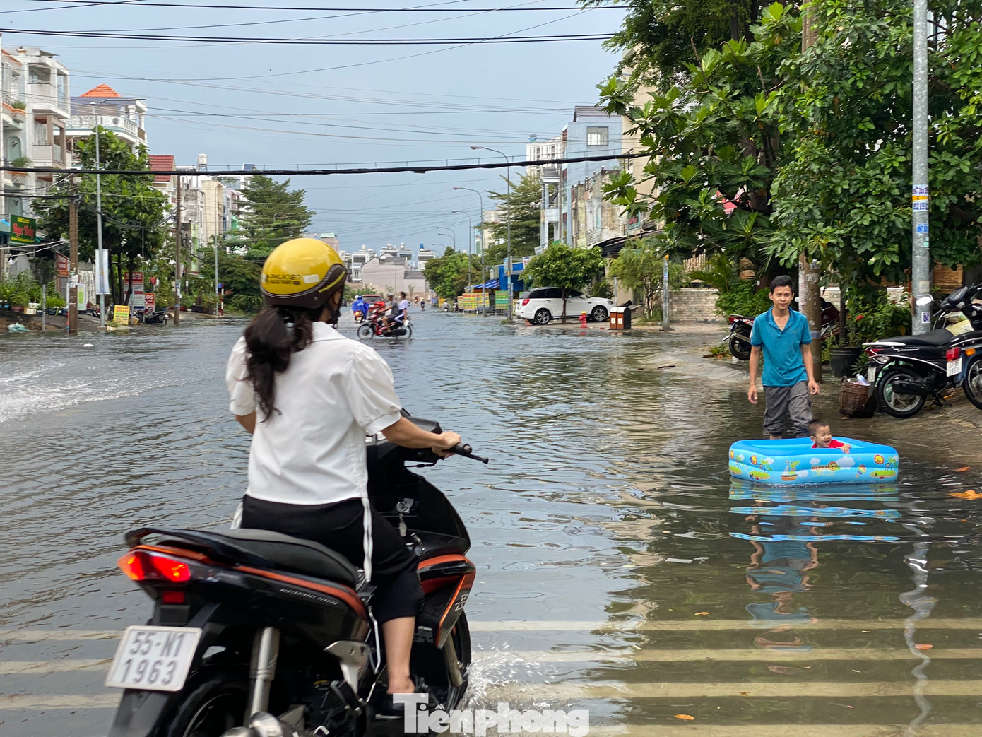 Một đoạn đường Lê Cơ (phường An Lạc, quận Bình Tân) bị ngập úng sau mưa. Một đoạn đường Lê Cơ (phường An Lạc, quận Bình Tân) bị ngập úng sau mưa.