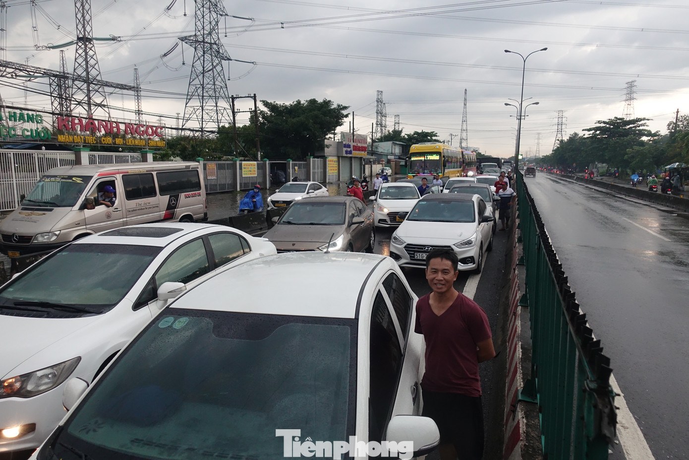 Giao thông qua khu vực bị ùn ứ nghiêm trọng.