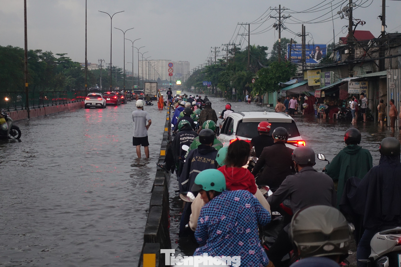Tuy nhiên, ở một đoạn ngắn trên quốc lộ 1, làn đường dành cho ô tô cũng bị ngập khá sâu.