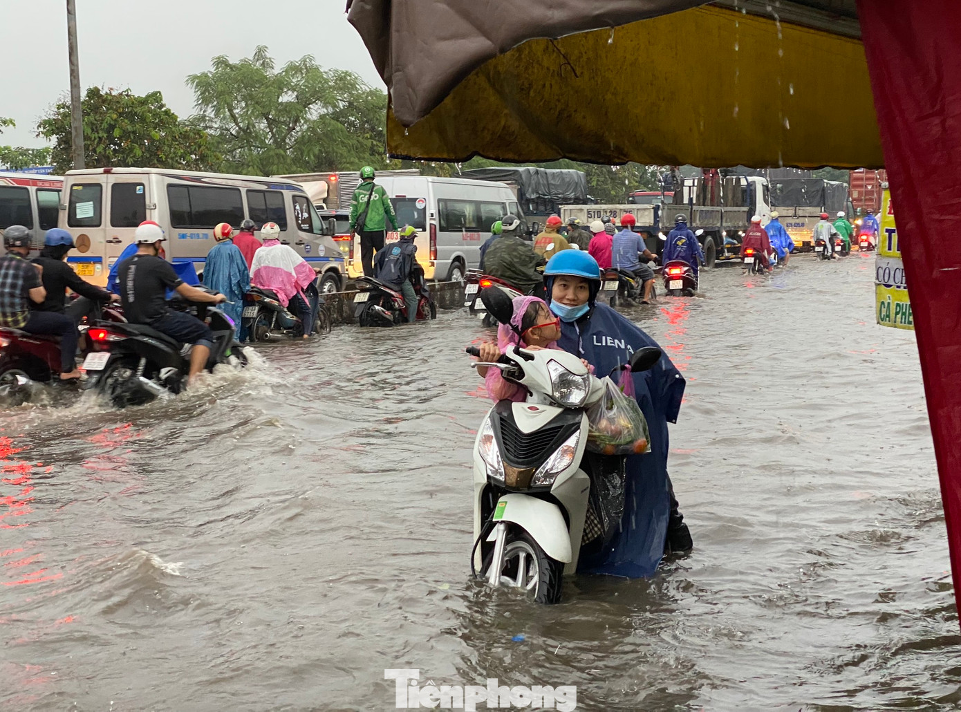 Nước ngập sâu khiến hàng loạt xe máy bị "chết máy". Nước ngập sâu khiến hàng loạt xe máy bị "chết máy".