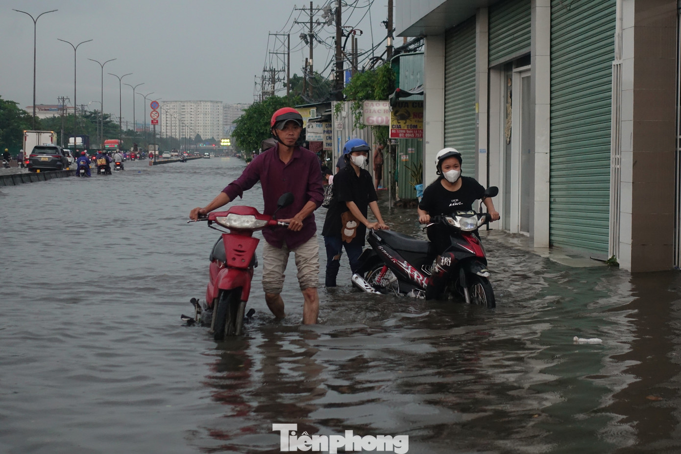 Mưa lớn kết hợp triều cường vào ngày 29/10 vừa qua đã khiến quốc lộ 1, đoạn qua phường Bình Trị Đông B (quận Bình Tân, TPHCM) bị ngập sâu. Ảnh: Hữu Huy