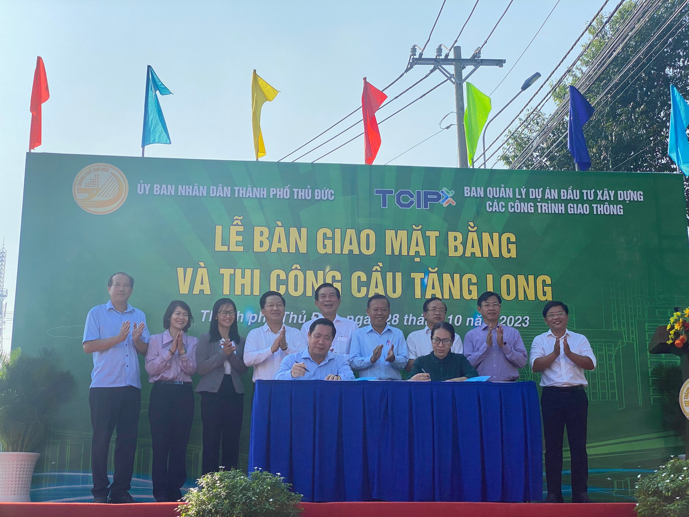 Các đơn vị ký kết văn bản bàn giao mặt bằng và tái thi công cầu Tăng Long.