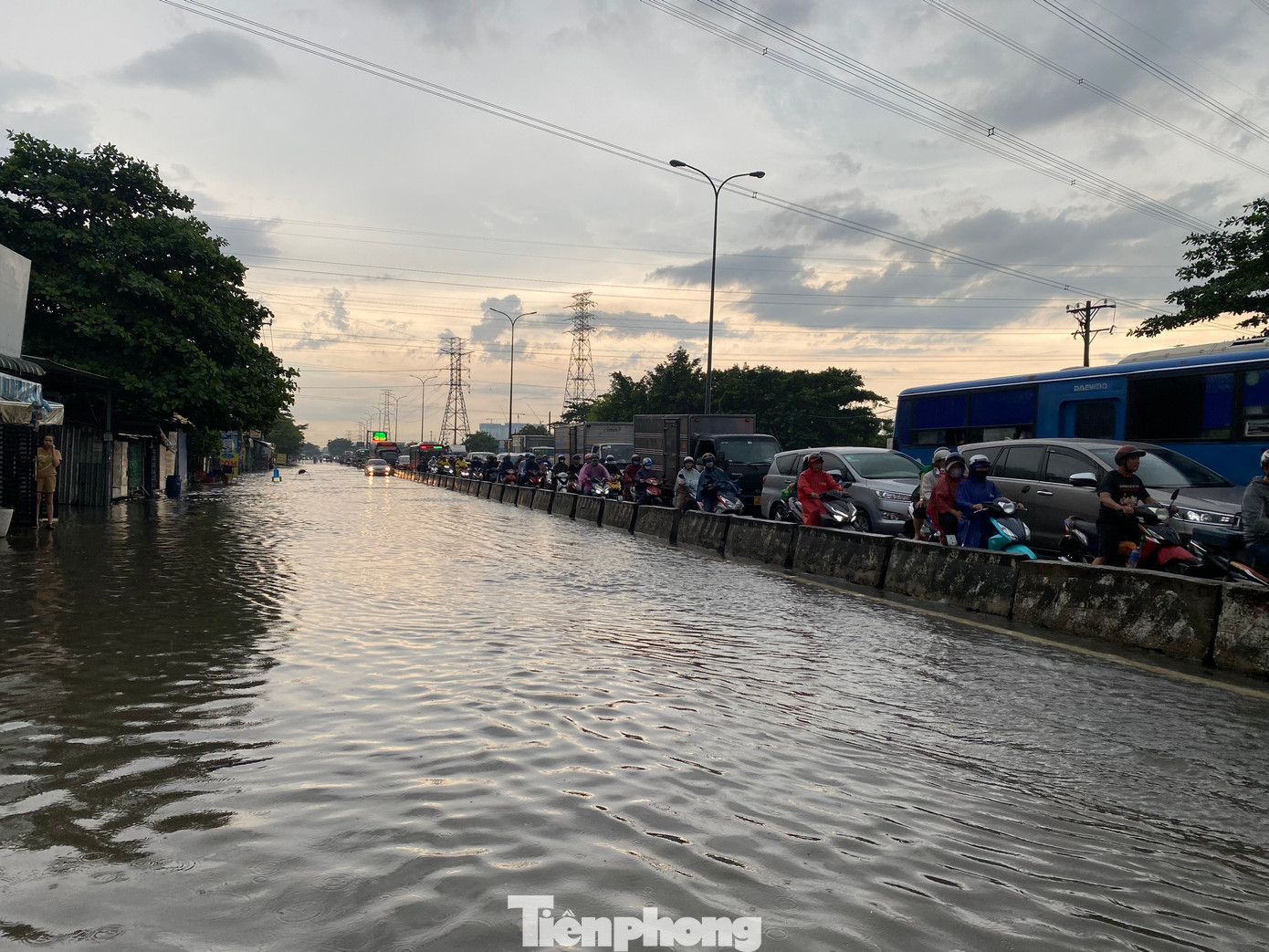 Đáng chú ý, quốc lộ 1, đoạn qua phường Bình Trị Đông B bị ngập nặng khiến giao thông đi lại hầu như bị tê liệt.