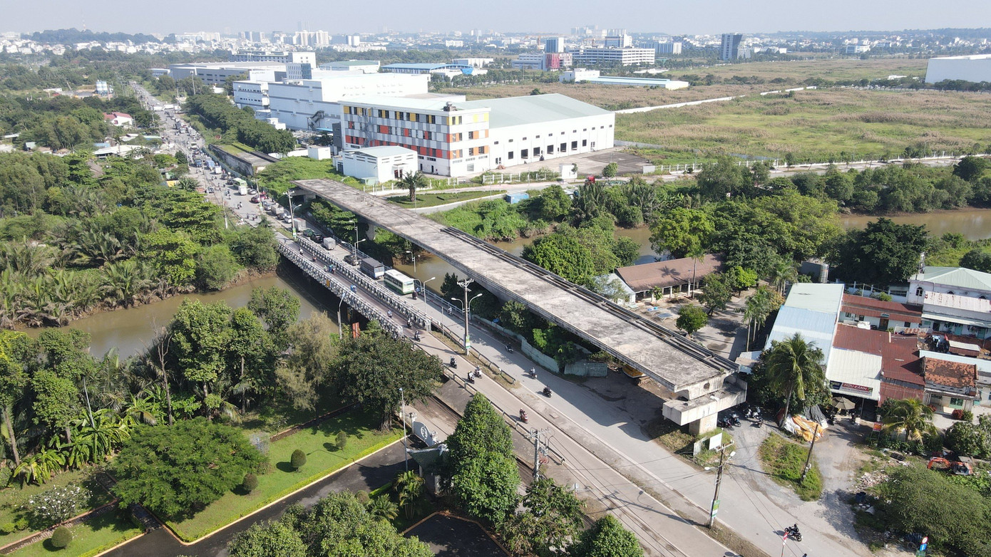 Cầu Tăng Long nằm trên tuyến đường Lã Xuân Oai bắc ngang rạch Trau Trảu (TP Thủ Đức). Công trình này kết nối tuyến đường Lã Xuân Oai là tuyến trục qua các phường Tăng nhơn Phú A, Long Trường, Trường Thạnh, phục vụ lưu thông giữa các khu đô thị lân cận.