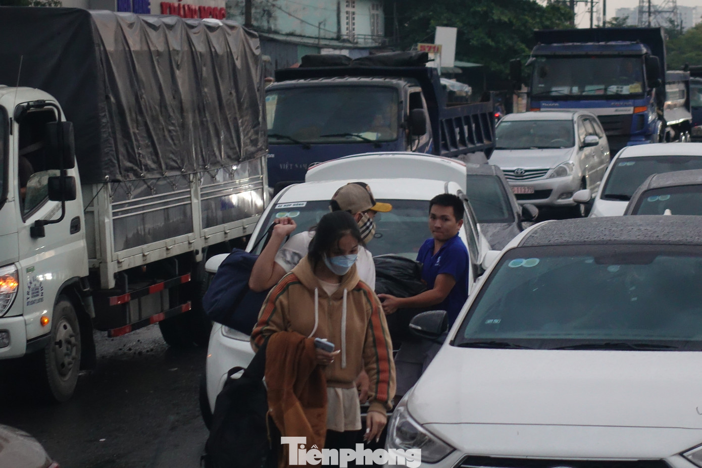 Một số xe khách đã quyết định trả khách ngay trên đường thay vì vào bến xe để tránh cho hành khách phải chờ đợi lâu.