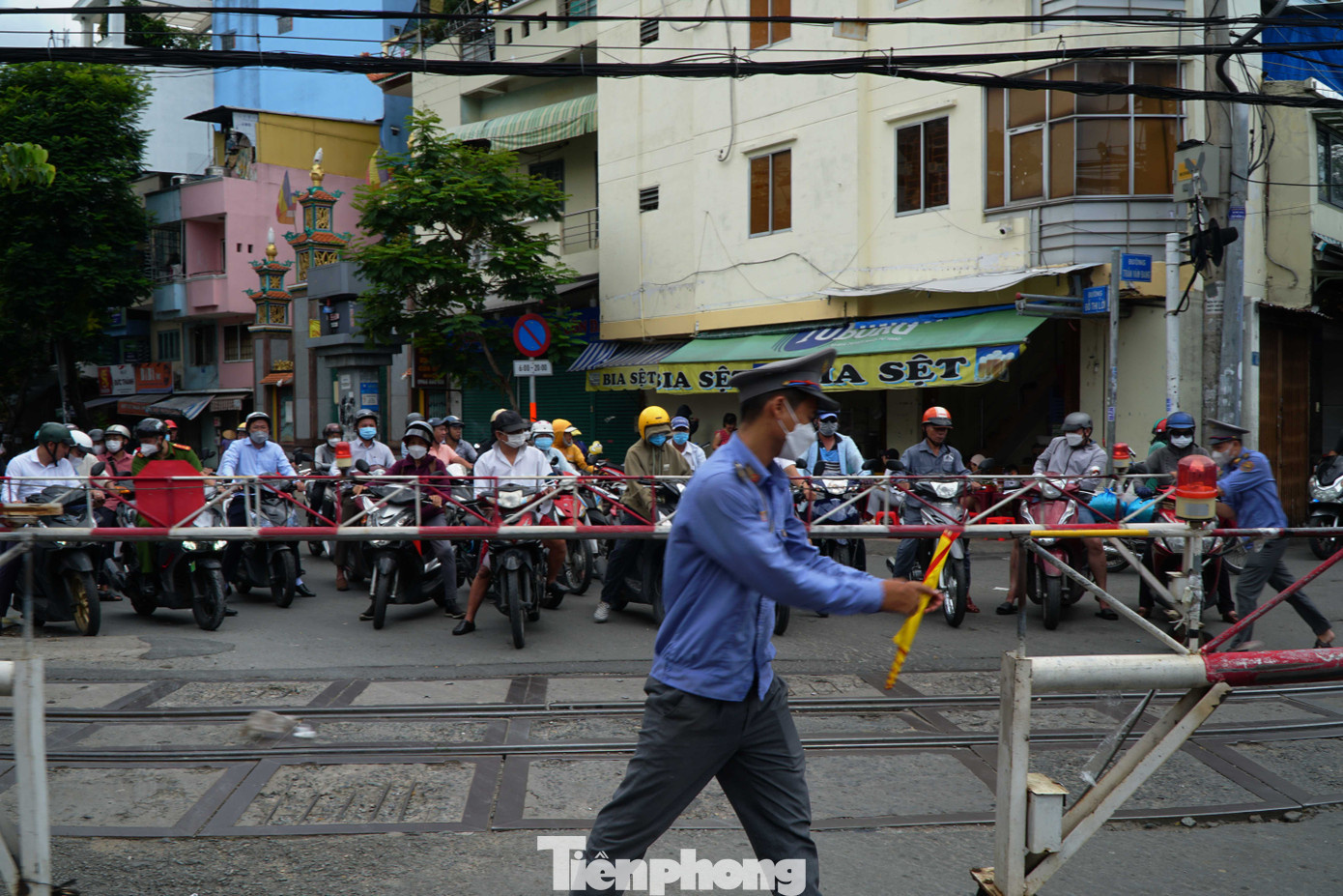 Hành vi lấn chiếm hành lang đường sắt, tự mở lối đi, cố tình vượt qua rào chắn khi có tín hiệu dừng… là nguyên nhân gây mất an toàn và tai nạn giao thông trong thời gian qua.