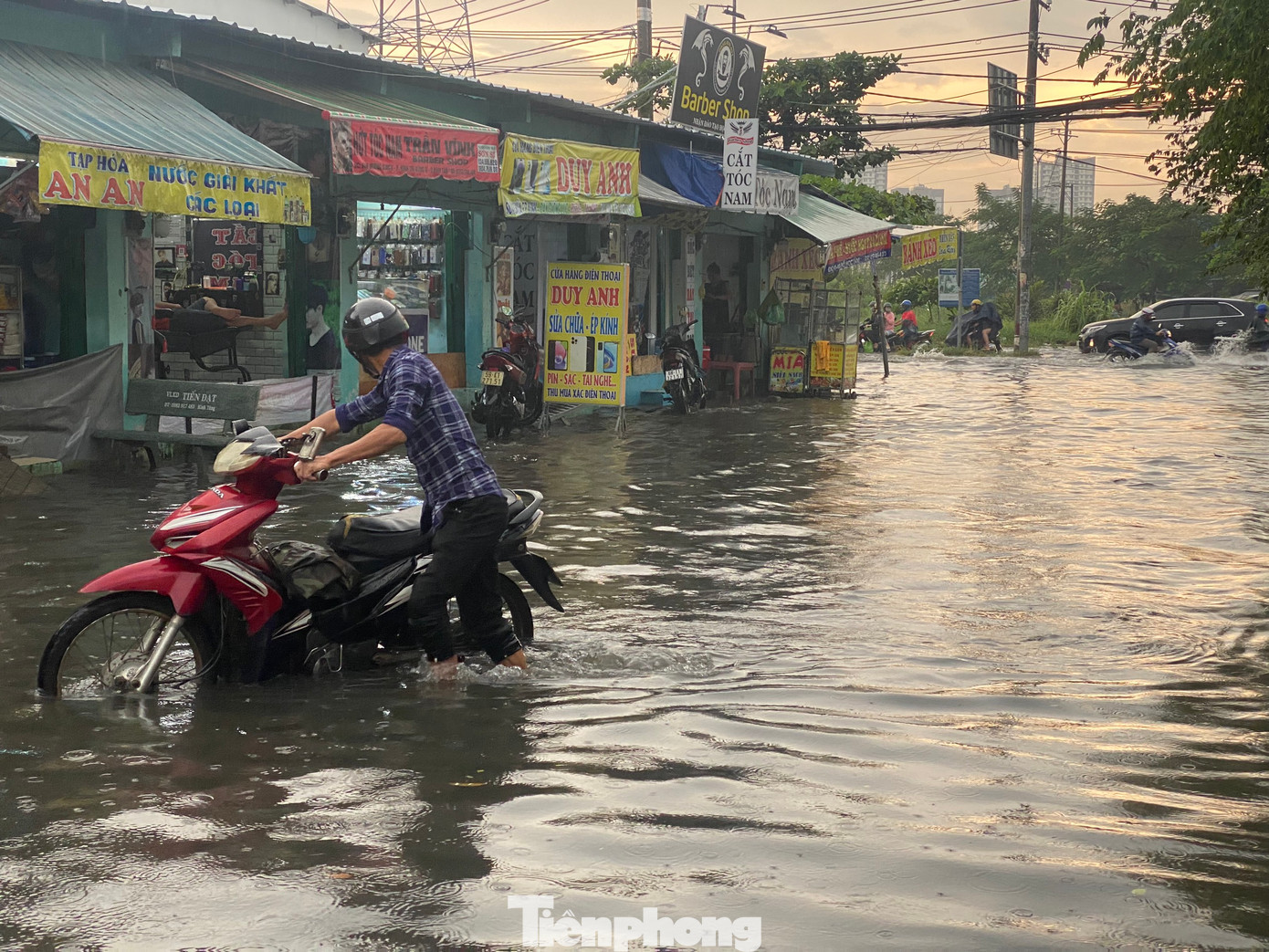 Chiều 29/10, triều cường Rằm tháng Chín Âm lịch đạt đỉnh gây ngập nhiều tuyến đường, khu dân cư ở TPHCM. Theo ghi nhận của PV vào chiều 29/10, khu vực quận Bình Tân (TPHCM) có mưa rất lớn trùng với thời điểm triều cường trên các kênh, rạch dâng cao.