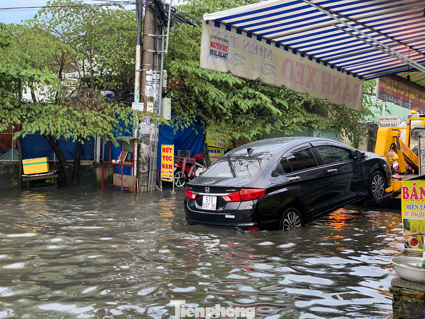 Một ô tô được cứu hộ kéo khỏi điểm ngập trên đường Sinco (quận Bình Tân). Một ô tô được cứu hộ kéo khỏi điểm ngập trên đường Sinco (quận Bình Tân).