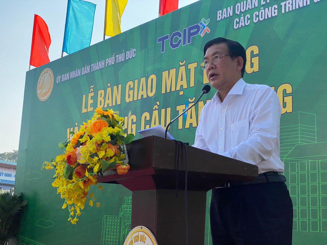 “Sau khi tiếp nhận mặt bằng, chúng tôi cam kết sẽ triển khai ngay các công tác chuẩn bị mặt bằng thi công, cấp phép, di dời các công trình tiện ích hạ tầng kỹ thuật, huy động nhân công, thiết bị, đẩy nhanh tiến độ thi công và phấn đấu sẽ hoàn thành nhánh cầu trái vào ngày 31/3/2024 và hoàn thành nhánh cầu phải cùng toàn bộ công trình, thông xe cầu Tăng Long phục vụ người dân thành phố vào ngày 30/4/2025”- ông Lương Minh Phúc - Giám đốc Ban Giao thông TPHCM cho biết.