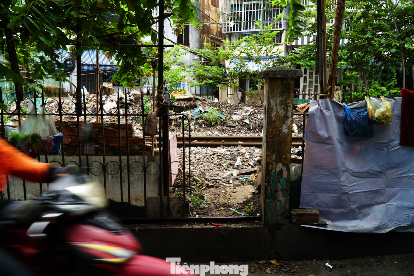 Thậm chí, người dân còn tự ý phá hàng rào để tạo lối đi tiềm ẩn nguy cơ tai nạn giao thông.