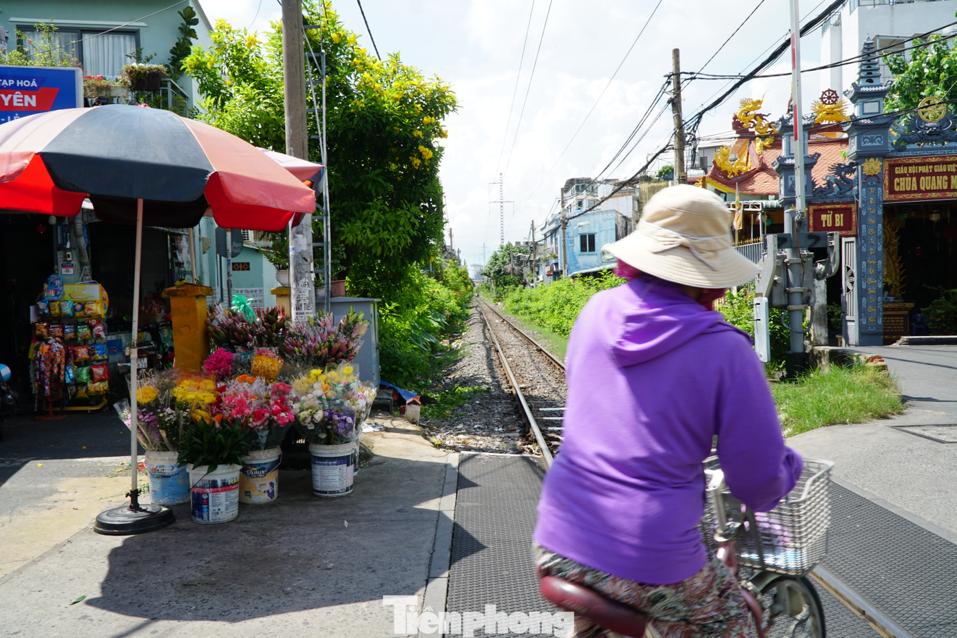 Một tiệm tạp hóa ở quận Phú Nhuận bày bán hoa ngay cạnh đường sắt.