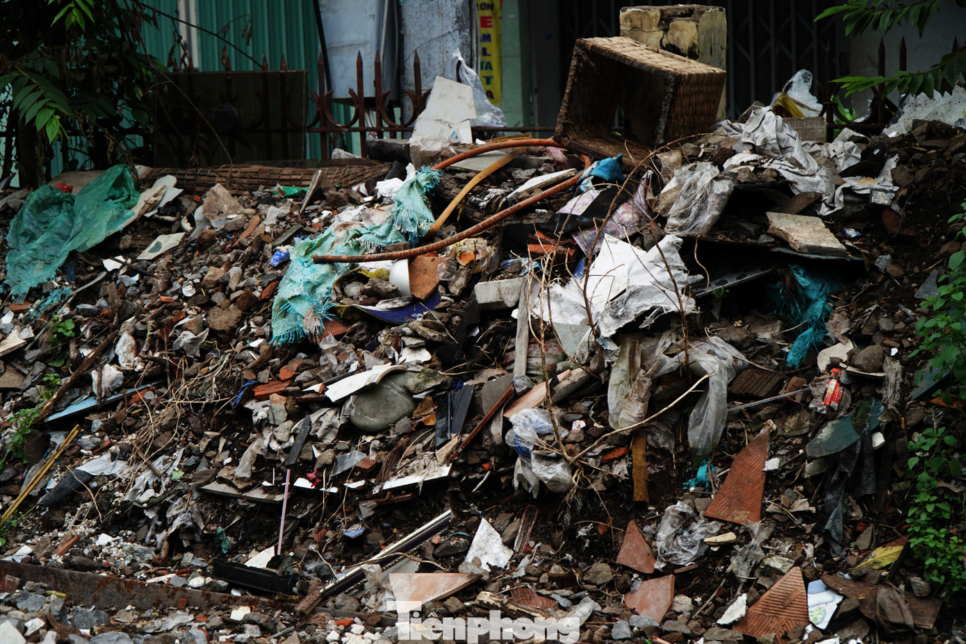 Trong khu vực đường ngang, rác thải chất thành đống gây mất mỹ quan.