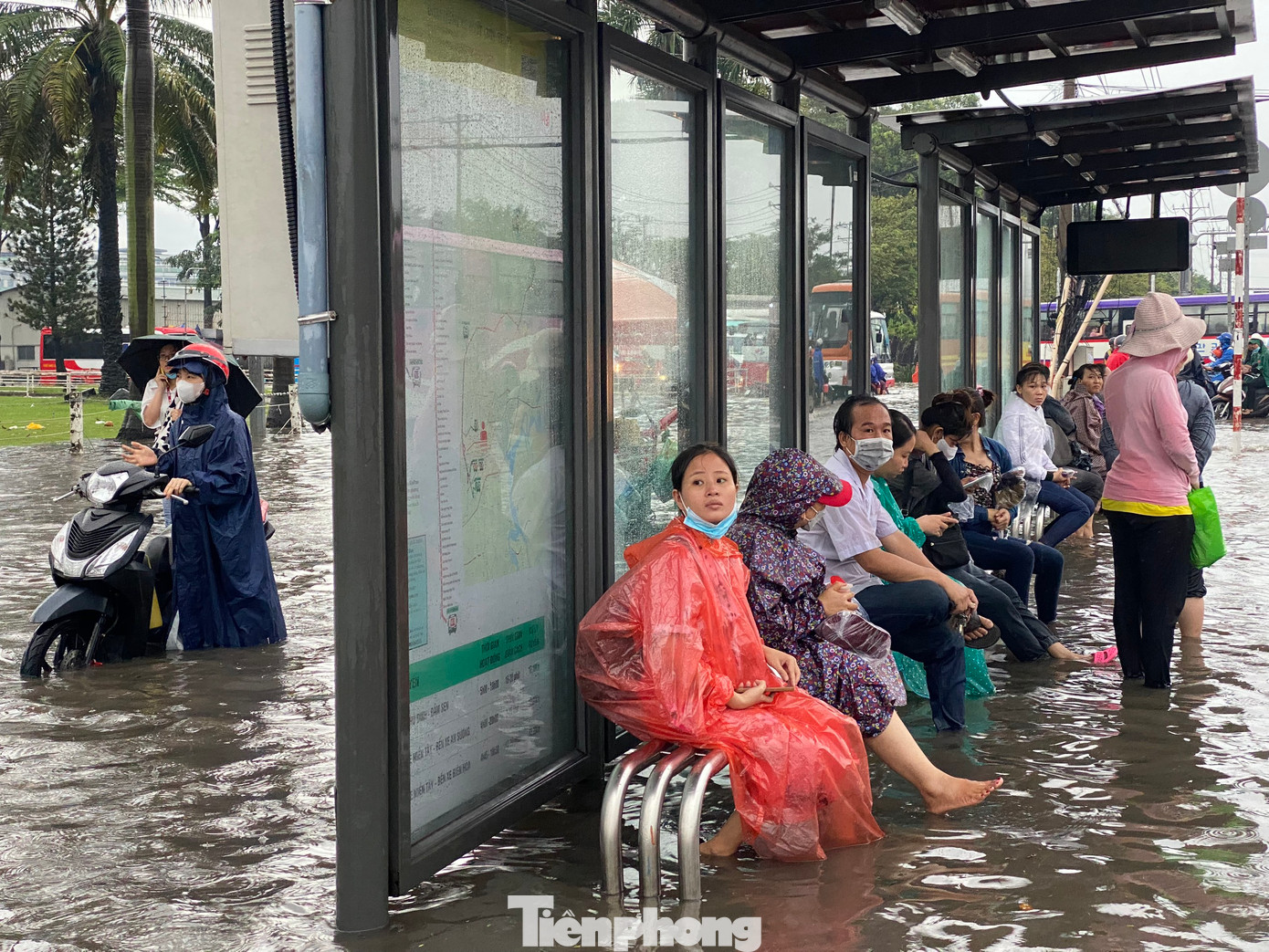 Khu vực trạm chờ xe buýt trước Khu công nghiệp Pouyuen (quận Bình Tân). Khu vực trạm chờ xe buýt trước Khu công nghiệp Pouyuen (quận Bình Tân).