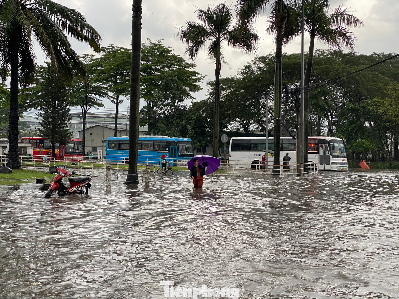 Khu vực trước Khu công nghiệp Pouyuen, quận Bình Tân ngập mênh mông. Khu vực trước Khu công nghiệp Pouyuen, quận Bình Tân ngập mênh mông.