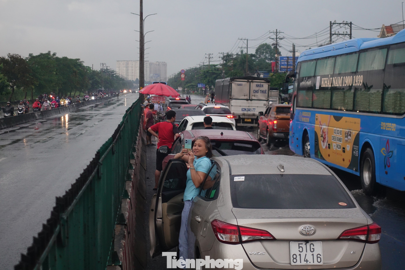 Tình trạng ùn ứ kéo dài hơn 30 phút trên quốc lộ 1.