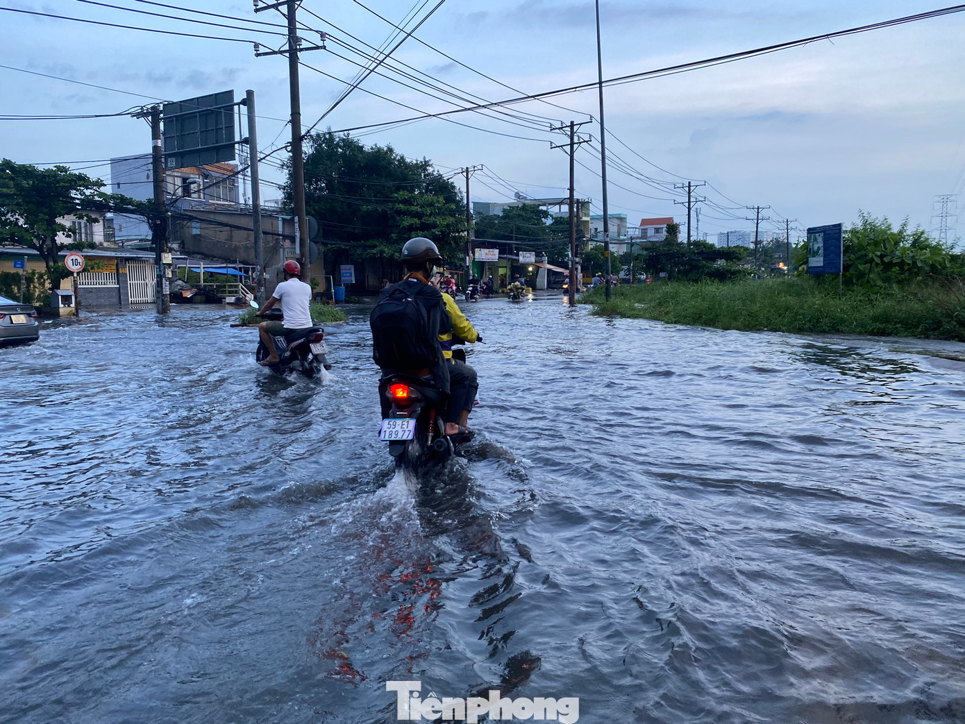 Khu vực điểm giao giữa đường Hồ Ngọc Lãm - quốc lộ 1 - đường Sinco (quận Bình Tân) bị ngập nặng sau mưa. Khu vực điểm giao giữa đường Hồ Ngọc Lãm - quốc lộ 1 - đường Sinco (quận Bình Tân) bị ngập nặng sau mưa.