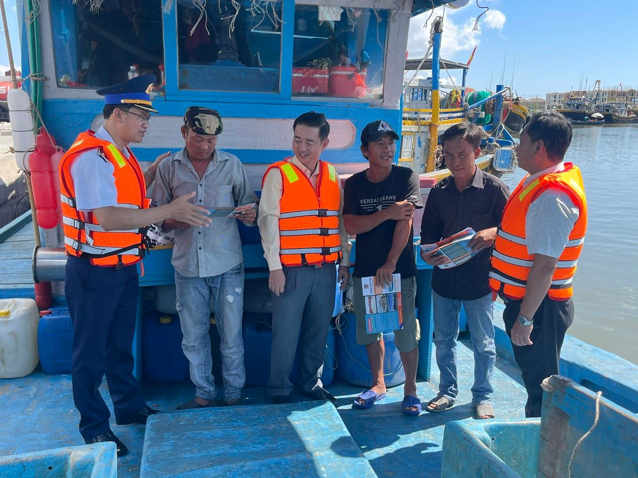 Đoàn công tác tổ chức tuyên truyền đến bà con ngư dân. Ảnh: Bộ Tư lệnh Vùng Cảnh sát biển 3 Đoàn công tác tổ chức tuyên truyền đến bà con ngư dân. Ảnh: Bộ Tư lệnh Vùng Cảnh sát biển 3