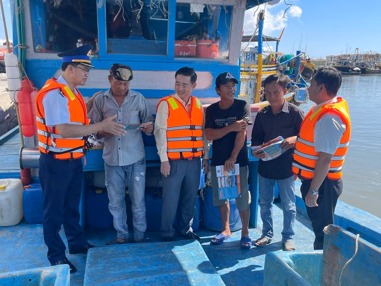 Đoàn công tác tổ chức tuyên truyền đến bà con ngư dân. Ảnh: Bộ Tư lệnh Vùng Cảnh sát biển 3