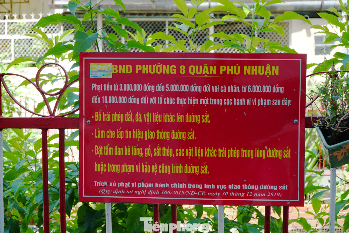 Ghi nhận tại dọc tuyến đường sắt qua địa bàn quận 3, Phú Nhuận, chính quyền địa phương đặt bảng cấm đổ rác thải, phế liệu lên đường sắt và các tấm pano tuyên truyền giữ gìn mỹ quan đô thị, nhưng tình trạng vi phạm vẫn diễn ra.