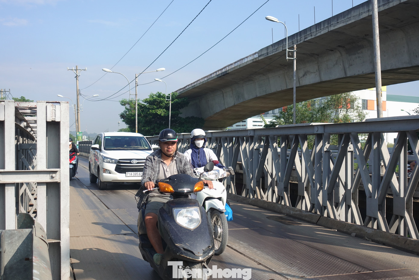 Hiện nay người dân đang phải lưu thông qua cầu sắt cũ chật hẹp.