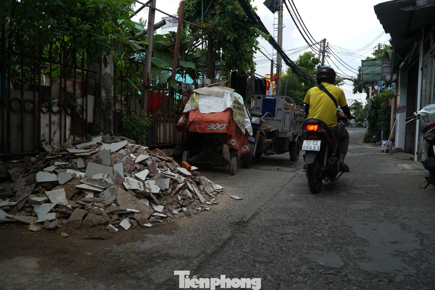 Xà bần, vật liệu xây dựng được đổ tràn lan trên đường dọc tuyến đường sắt.