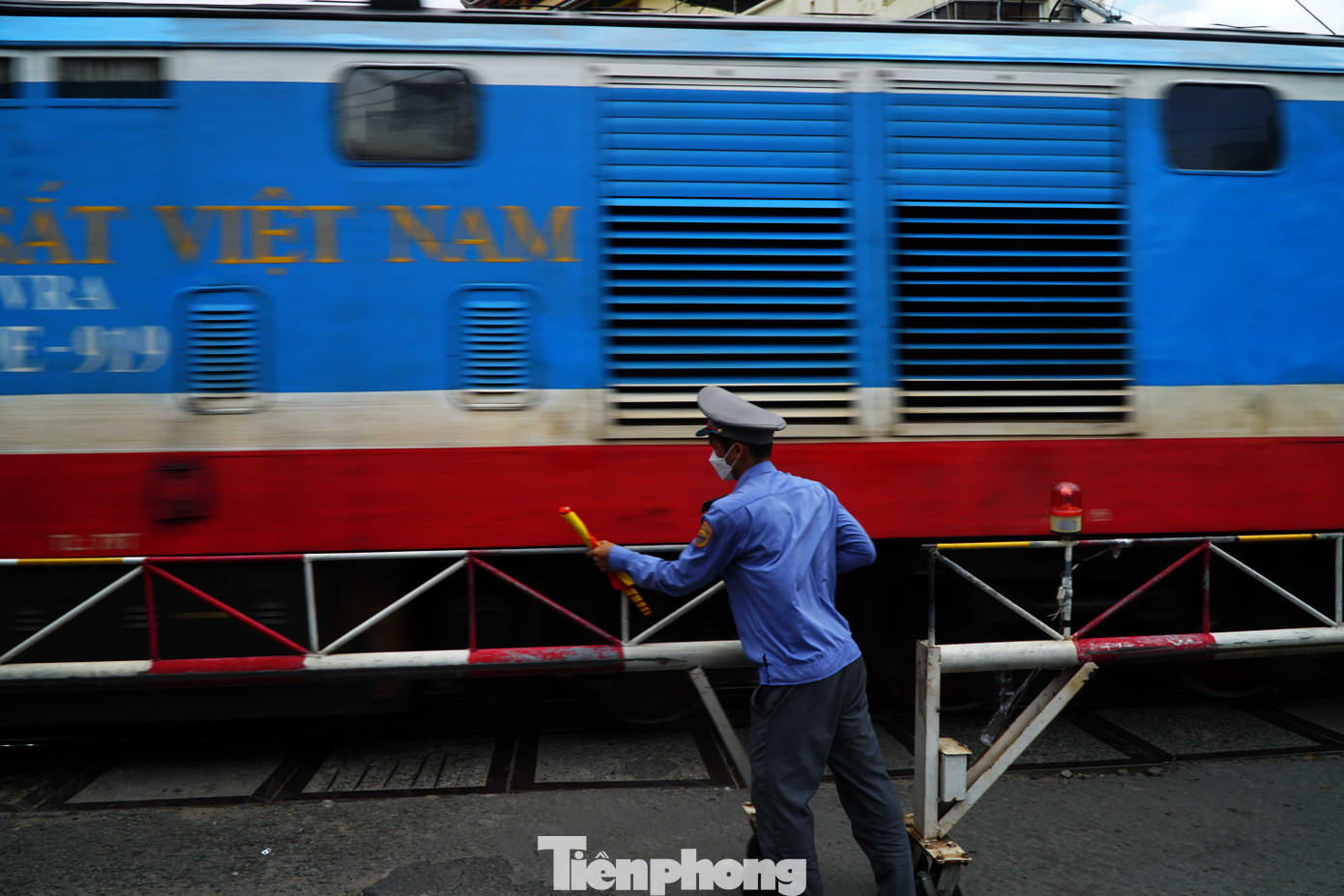 Tuyến đường sắt Bắc - Nam qua TPHCM có chiều dài khoảng 14 km, đi qua các quận 3, Phú Nhuận, Gò Vấp, Bình Thạnh và TP Thủ Đức.