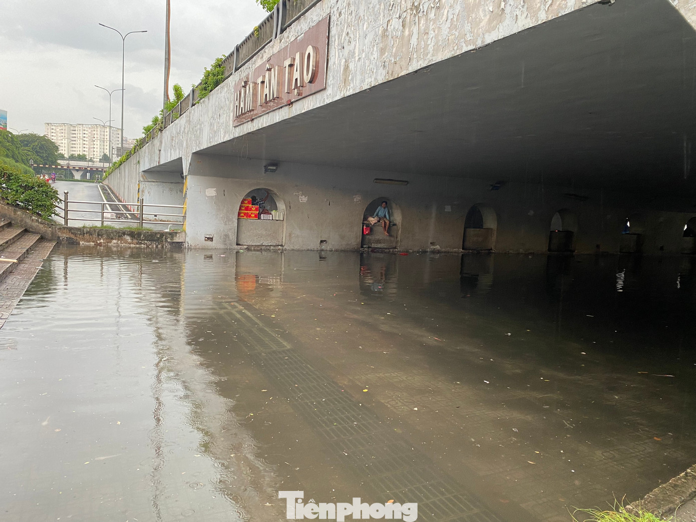 Hầm chui Tân Tạo trên quốc lộ 1 (phường Tân Tạo, quận Bình Tân) tiếp tục ngập sâu trong cơn mưa kết hợp triều cường chiều 29/10.