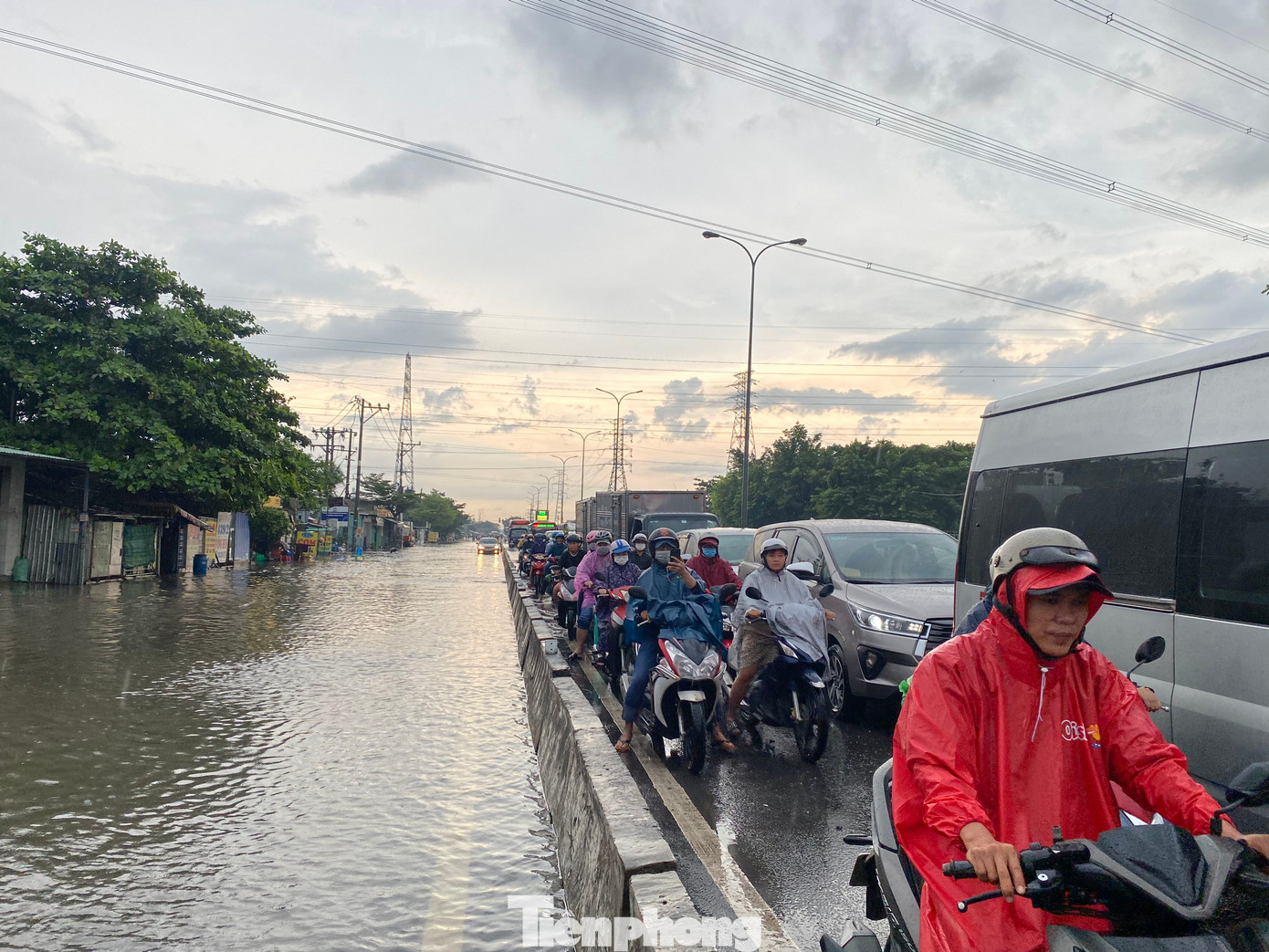 Mưa lớn kết hợp triều cường gây ngập một đoạn quốc lộ 1 qua TPHCM vào chiều 29/10. Ảnh: Hữu Huy