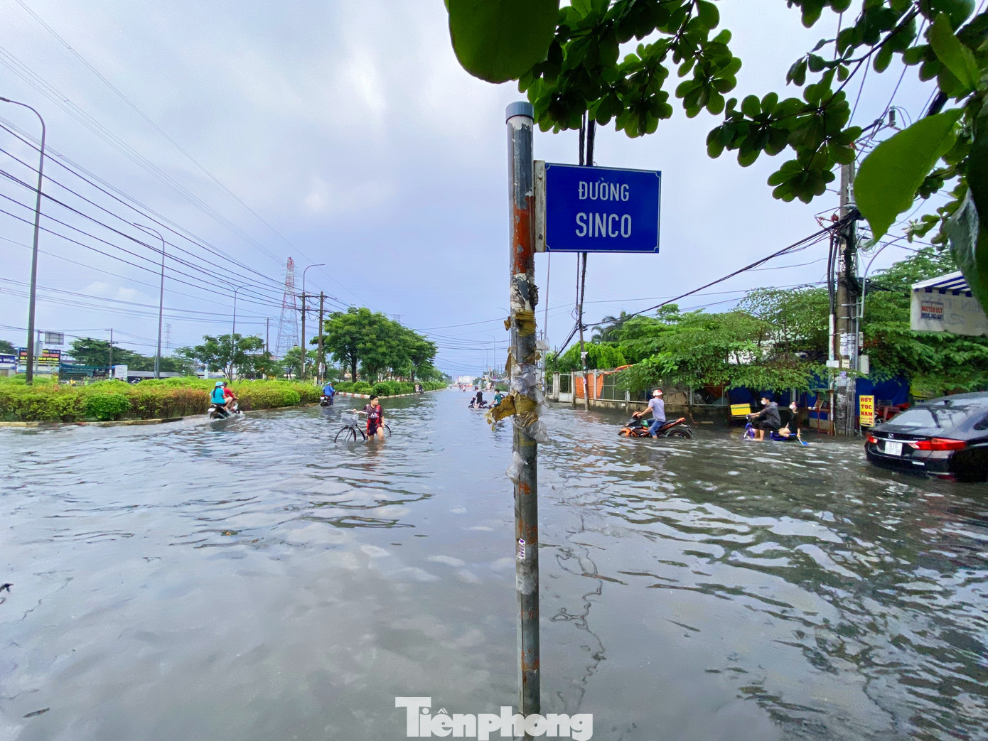 Khu vực điểm giao giữa đường Sinco - Hồ Ngọc Lãm - quốc lộ 1 (đoạn gần rạch Bà Tiếng, phường Bình Trị Đông B, quận Bình Tân) ngập mênh mông sau mưa lớn. Khu vực điểm giao giữa đường Sinco - Hồ Ngọc Lãm - quốc lộ 1 (đoạn gần rạch Bà Tiếng, phường Bình Trị Đông B, quận Bình Tân) ngập mênh mông sau mưa lớn.