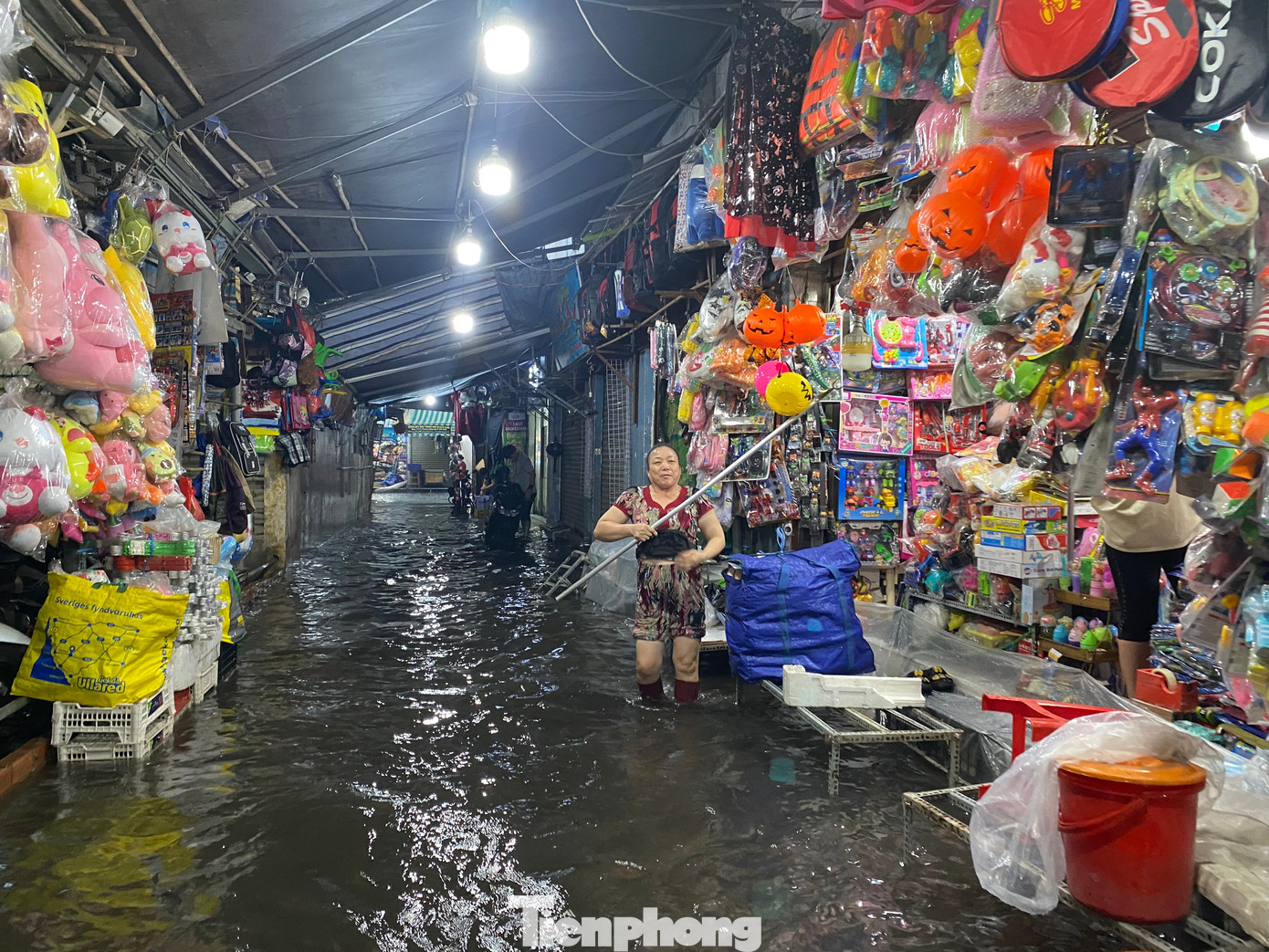 Chợ Khu phố 2, đường Hồ Học Lãm (quận Bình Tân, TPHCM) bị ngập sâu từ 30-40cm khiến việc buôn bán tại đây bị ảnh hưởng nặng nề. Chợ Khu phố 2, đường Hồ Học Lãm (quận Bình Tân, TPHCM) bị ngập sâu từ 30-40cm khiến việc buôn bán tại đây bị ảnh hưởng nặng nề.