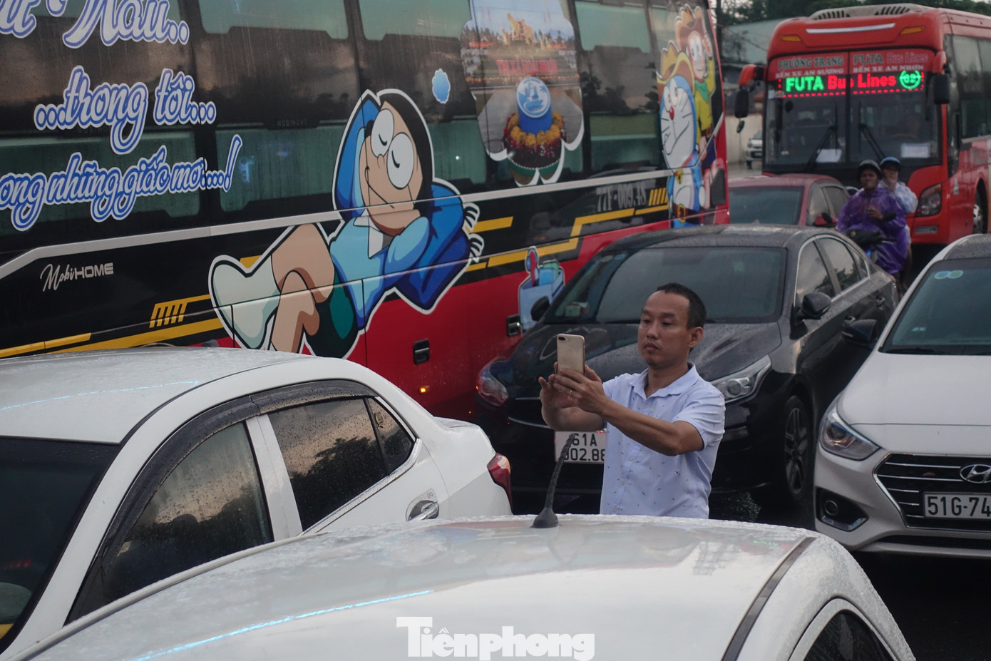 &quot;Nước ngập sâu, một số ô tô gầm thấp không dám di chuyển vì sợ bị chết máy khiến nhiều xe ở phía sau muốn di chuyển cũng không được. Tôi ở đây đợi khoảng 15 phút rồi nhưng vẫn chưa thể di chuyển&quot;- Một tài xế cho biết.