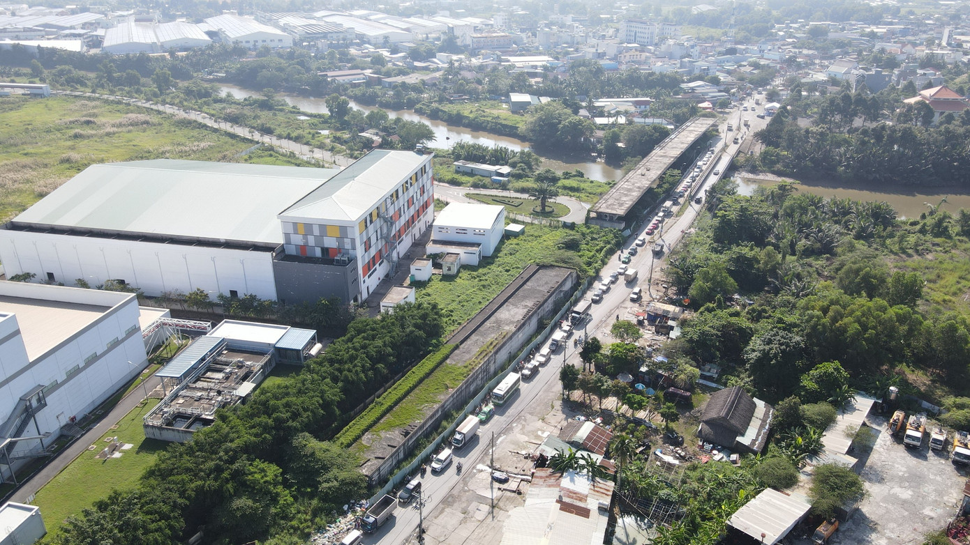 Dự án đã được khởi công ngày 14/12/2017. Đến tháng 8/2019, đã hoàn thành phần kết cấu nhịp đúc hẫng nhánh trái, phần tường chắn hộp cầu nhánh trái phía Khu công nghệ cao. Sau đó dự án đã phải ngưng thi công từ tháng 9/2019 do không có mặt bằng để tiếp tục thi công.