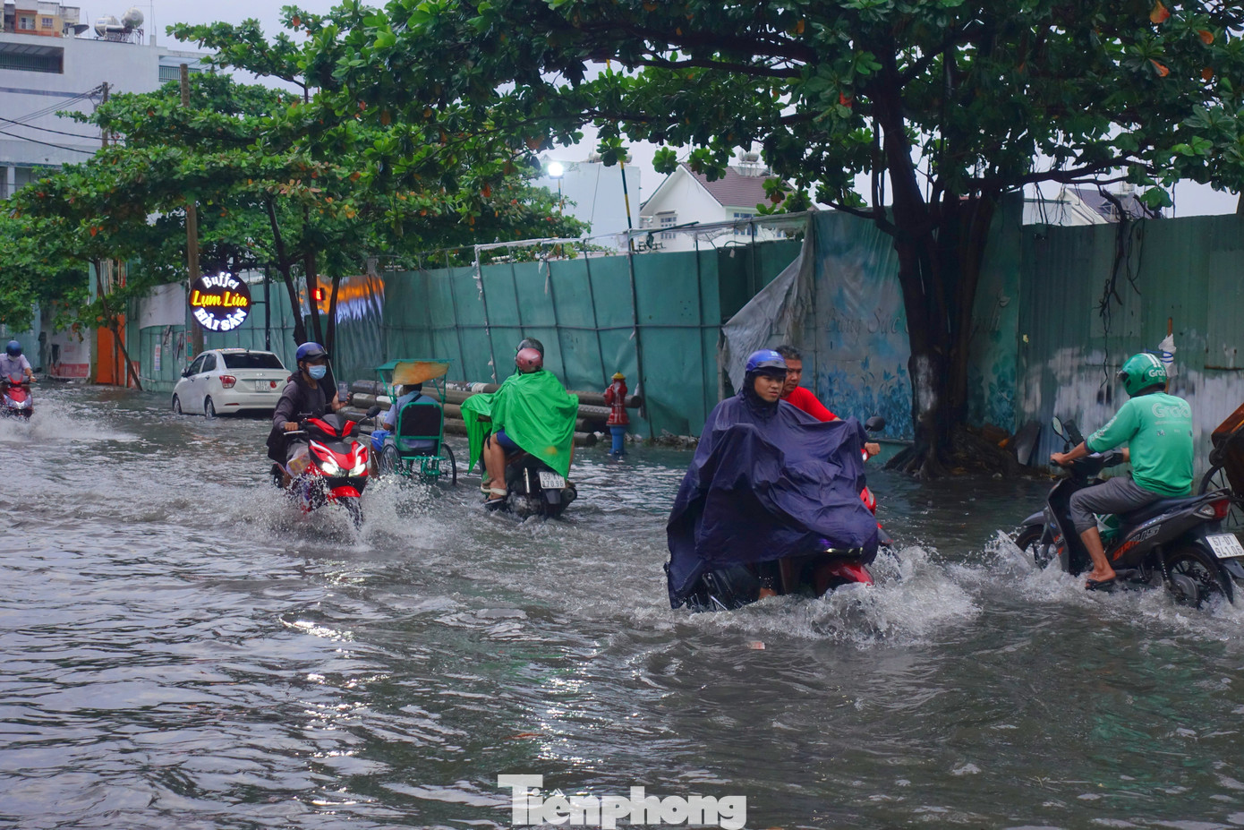 Từ ngày 30/11 đến 5/12, khu vực TPHCM và Nam bộ được dự báo tiếp tục có mưa rào và dông rải rác, cục bộ có nơi mưa vừa, mưa to. (Ảnh minh họa: Hữu Huy)