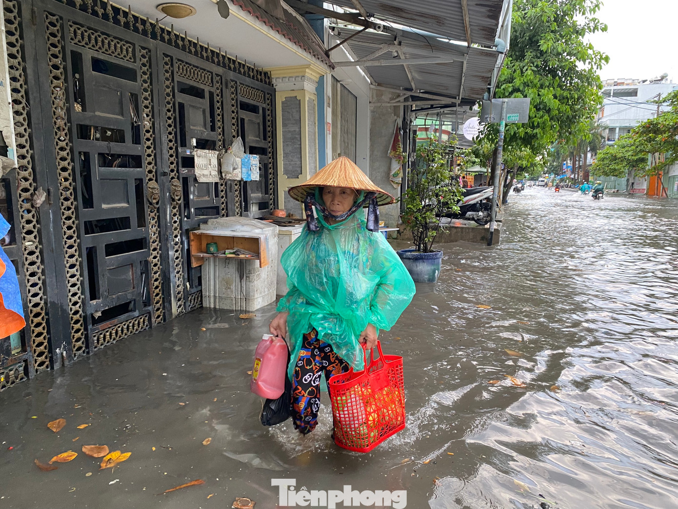 Một đoạn khoảng 500m đường Phạm Đức Sơn bị ngập sâu, người dân phải bì bõm lội nước qua khu vực. Một đoạn khoảng 500m đường Phạm Đức Sơn bị ngập sâu, người dân phải bì bõm lội nước qua khu vực.