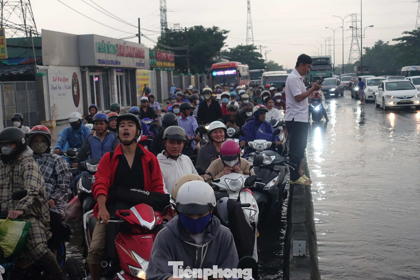 Giao thông ùn ứ kéo dài trên quốc lộ 1 vì ngập úng do mưa lớn kết hợp triều cường.